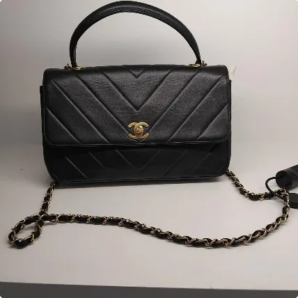 Sac Chanel à rabat matelassé chevron en cuir noir, chaîne entrelacée
